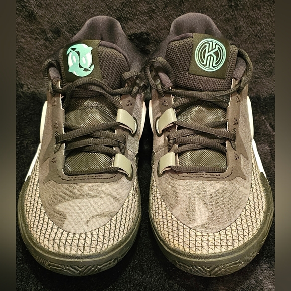 Nike Kyrie 5Y Shoes - Picture 3 of 8